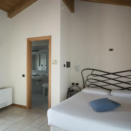 מלון Hotel Villa Colico 3*