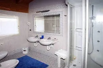 Hotel Villa Colico מלון 3*